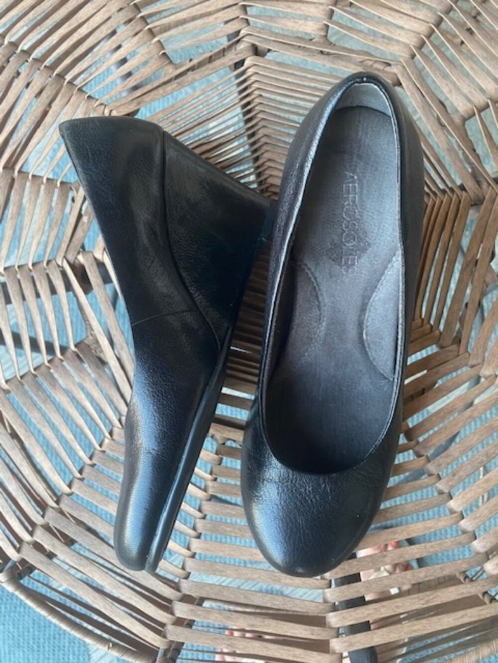 EUC Aerosoles Wedge Heel Leather Slip On Shoes Women Size 7
